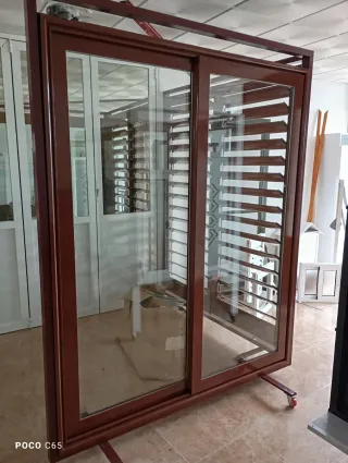 Ventana de corredera en aluminio Color burdeos