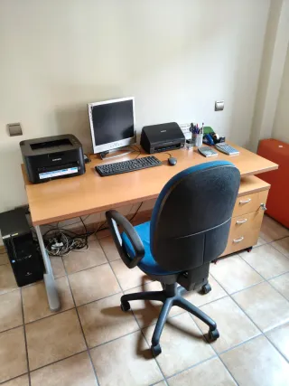 Escritorio de oficina madera. Mesa de oficina.