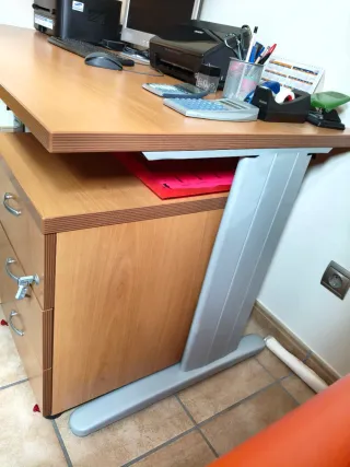 Escritorio de oficina madera. Mesa de oficina.