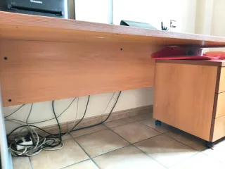 Escritorio de oficina madera. Mesa de oficina.
