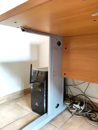 Escritorio de oficina madera. Mesa de oficina.