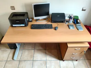 Escritorio de oficina madera. Mesa de oficina.
