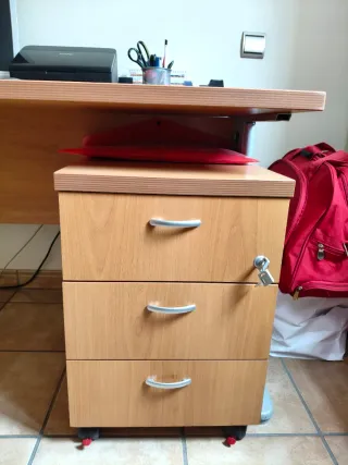 Escritorio de oficina madera. Mesa de oficina.