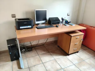 Escritorio de oficina madera. Mesa de oficina.