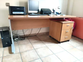 Escritorio de oficina madera. Mesa de oficina.