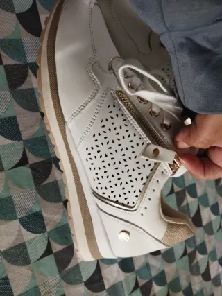 Zapatos Xti blancos con detalles dorados