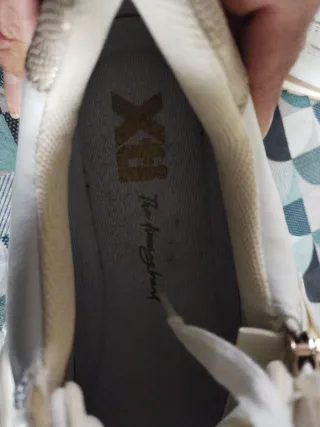 Zapatos Xti blancos con detalles dorados