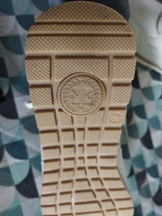 Zapatos Xti blancos con detalles dorados