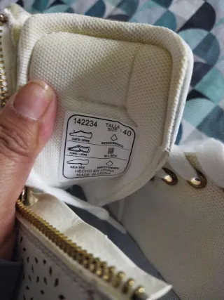 Zapatos Xti blancos con detalles dorados