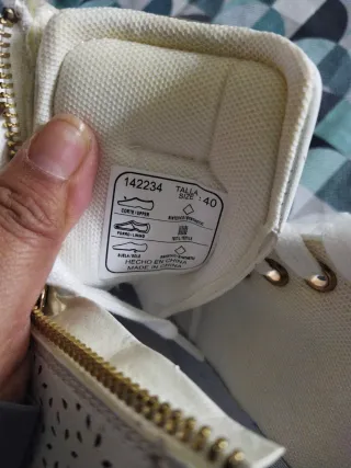 Zapatos Xti blancos con detalles dorados