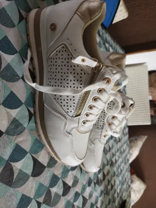 Zapatos Xti blancos con detalles dorados