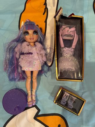 Muñeca Rainbow High Violeta con Accesorios