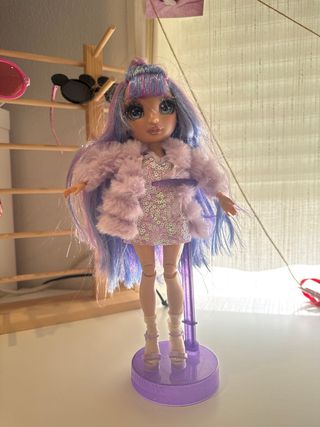 Muñeca Rainbow High Violeta con Accesorios