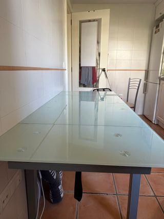 Mesa extensible cristal y metal + 2 sillas