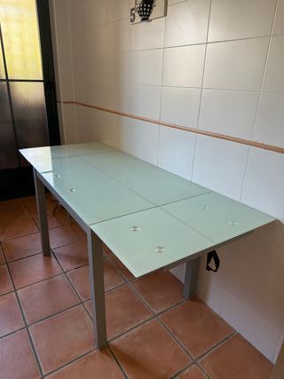 Mesa extensible cristal y metal + 2 sillas
