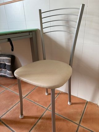 Mesa extensible cristal y metal + 2 sillas