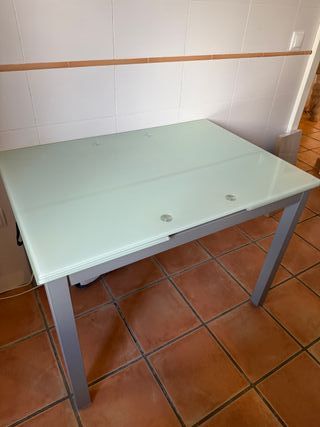 Mesa extensible cristal y metal + 2 sillas