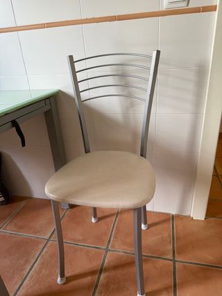 Mesa extensible cristal y metal + 2 sillas