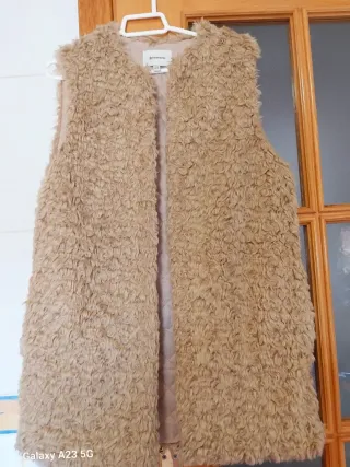 Chaleco peludo Stradivarius beige M
