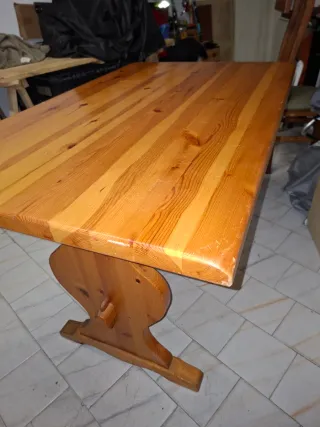 Mesa de madera con 3 sillas