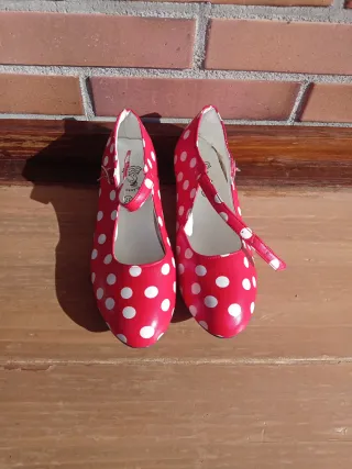 Zapatos de tacón rojos con lunares blancos