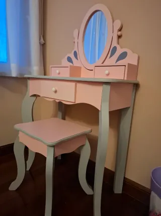 Tocador infantil de madera rosa