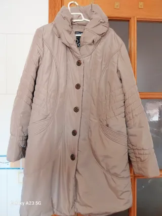 Chaqueta beige acolchada