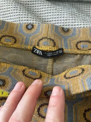 Falda tubo estampada mostaza y gris