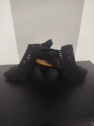 Zapatos de tacón abiertos negros