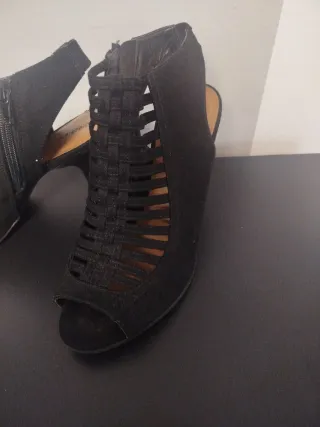 Zapatos de tacón abiertos negros