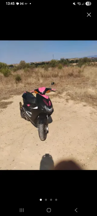 Yamaha Aerox 50 Negra y Rosa