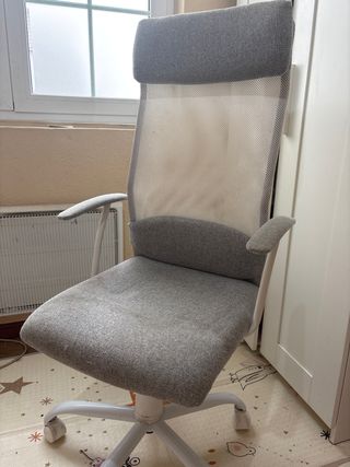 Silla ergonómica de oficina gris y blanca