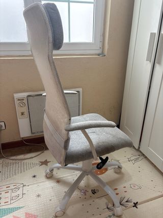 Silla ergonómica de oficina gris y blanca