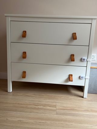 Cómoda blanca con tiradores de cuero