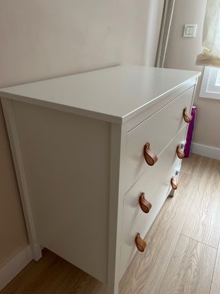 Cómoda blanca con tiradores de cuero