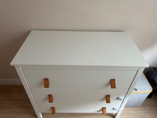 Cómoda blanca con tiradores de cuero