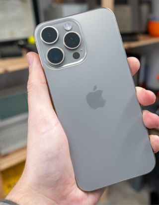 iPhone 15 Pro Max con caja y cargador