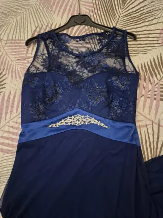 Vestido de fiesta azul con encaje