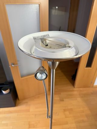 Lampara de pie con intensidad de luz regulable