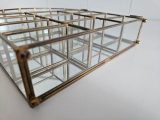 Repisa expositor cristal, espejo y latón