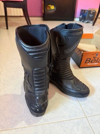 Mono de moto SHUA y botas Bela