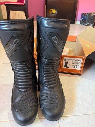 Mono de moto SHUA y botas Bela