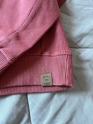 Sudadera rosa con letras azules