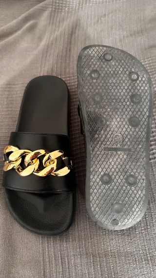 Chanclas negras con cadena dorada