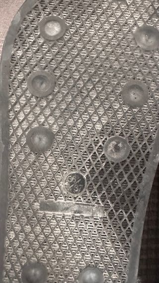 Chanclas negras con cadena dorada