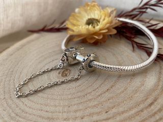 Pulsera Mano de Fátima con cadena de seguridad