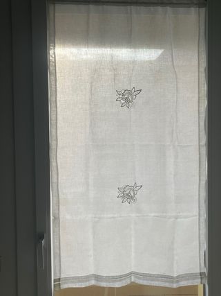 Tenda lino ricamata con fiori