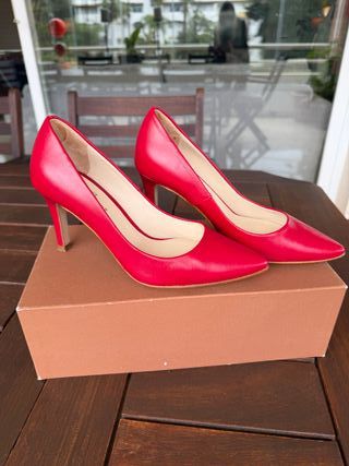 Zapatos de tacón rojos