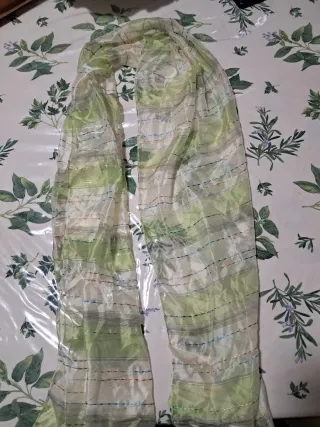 Foulard fondo verde righe colorate