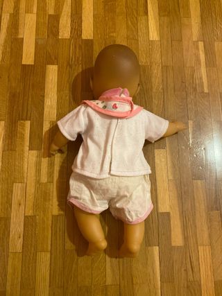 Muñeco bebé con babero y ropa - ¡Como nuevo!